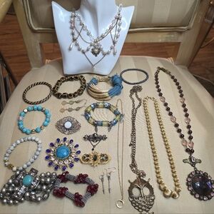 19 PIECE LOT OF JEWELRY KEEP OR RESELL ALL IN EXCELLENT CONDITION